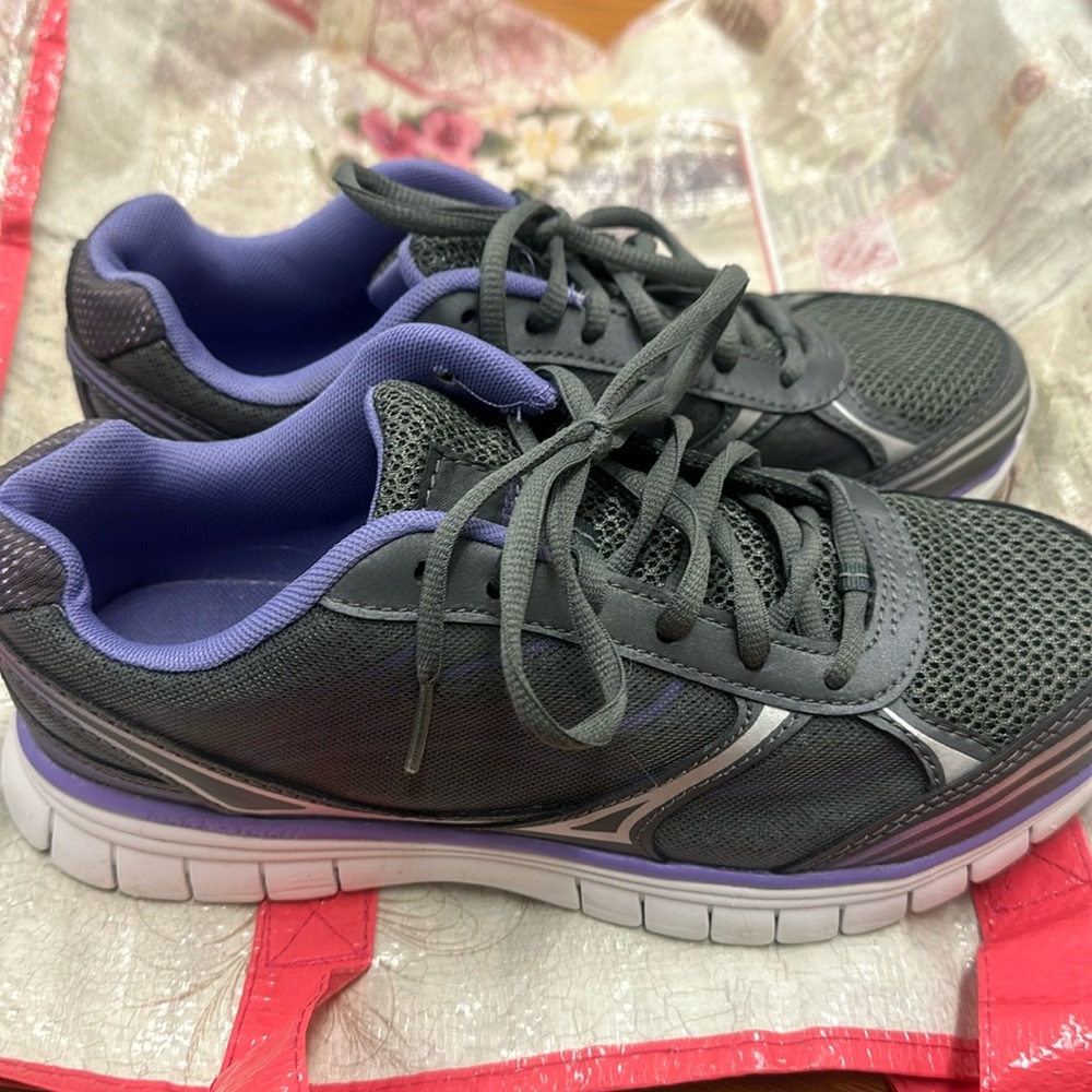 Danskin Now size 9 tennis shoes